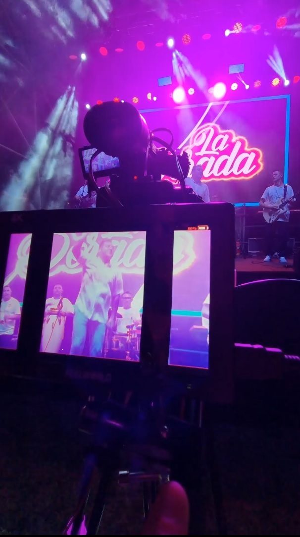Transmisiones en vivo a pantallas en festivales y conciertos
